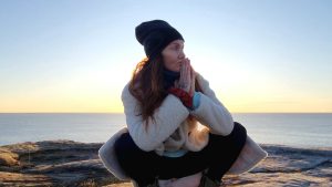 Morning practice outdoors immerse you into nature and improves wellness. Jooga harjoitus aamulla ulkona upottaa sinut luontoon joka lisää hyvinvointia.